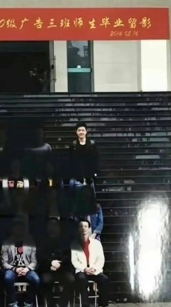 肖战大学时期旧照曝光 面容青涩俊朗阳光帅气? 网友:难看!