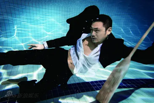 邵兵拍摄水下写真 健康肌肉线条展男人性感(图)