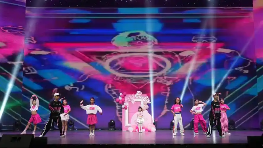 《barbiegirl》(恩施齐舞空间)《苗家娃娃闹苗寨》(宣恩星星舞蹈)