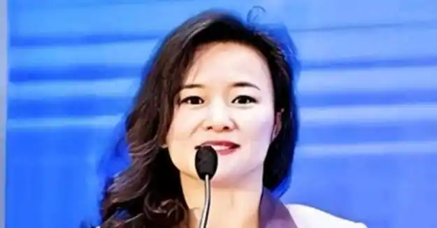 很快,她凭借平台资源和自身的努力成为国内小有名气的主持人,更因曾经