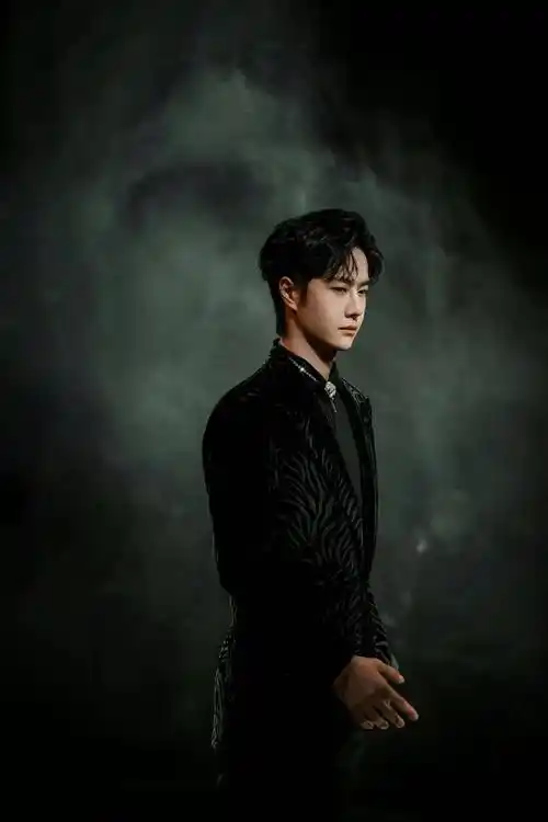 王一博:镜头你拍哪儿呢,那我走?_珠宝_口罩_bling