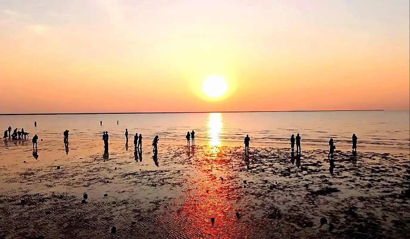 天津塘沽东疆港的海上日出,美得令人感到像被融化了一样