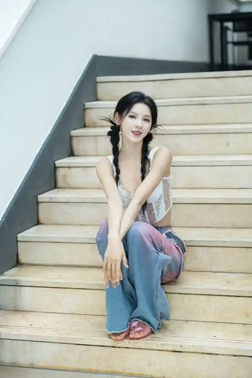 月度最in造型-7月刊:泳装外露秀酥胸蛮腰,这个夏天杨幂鞠婧祎虞书欣玩