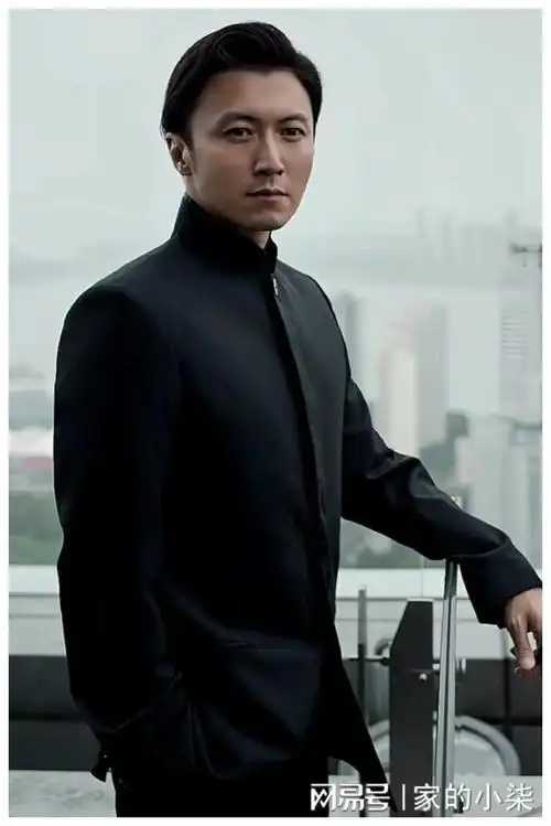 44岁谢霆锋穿新式西装耍酷,不小心暴露鼻毛,显得很邋遢油腻