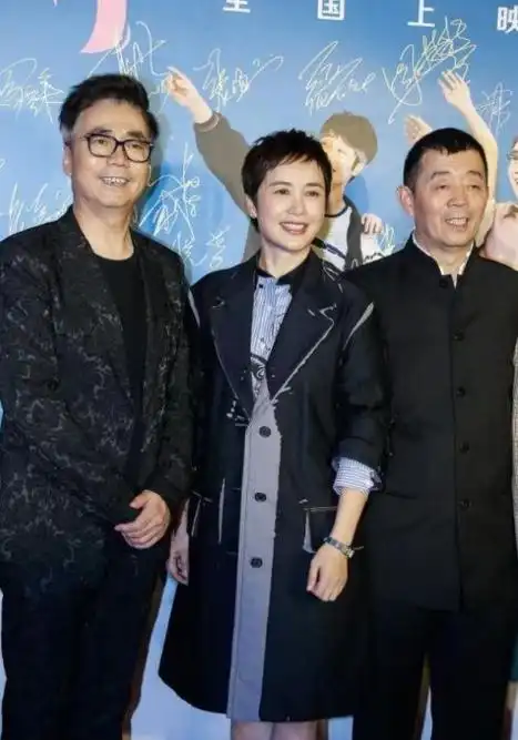 蒋雯丽与老公罕同框她穿风衣配短发优雅又时髦老公朴素似农民