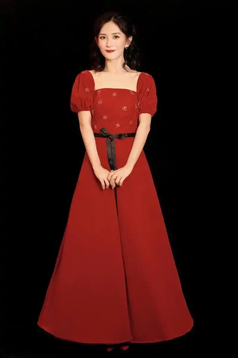 谢娜吴昕同穿红色礼服长裙,一个温婉一个活泼,换个卷发颜值巅峰