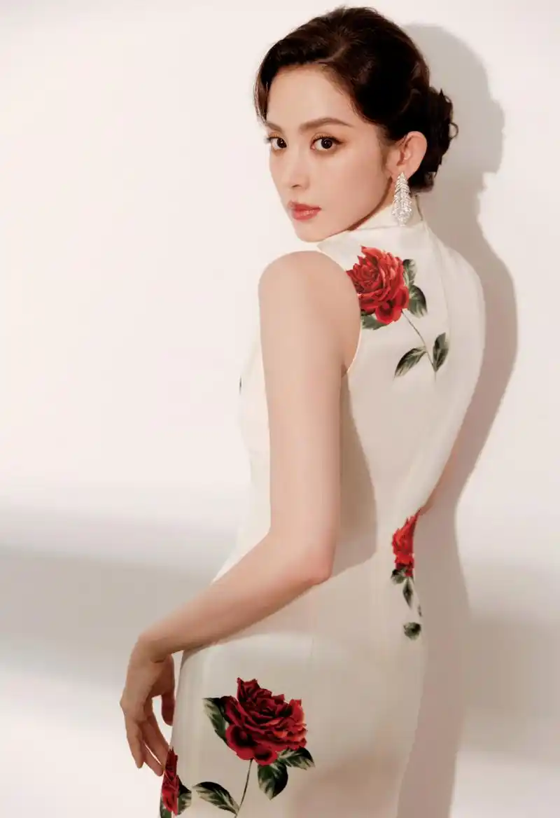 古力娜扎穿旗袍好漂亮,身姿曼妙,精致妩媚,韵味十足!