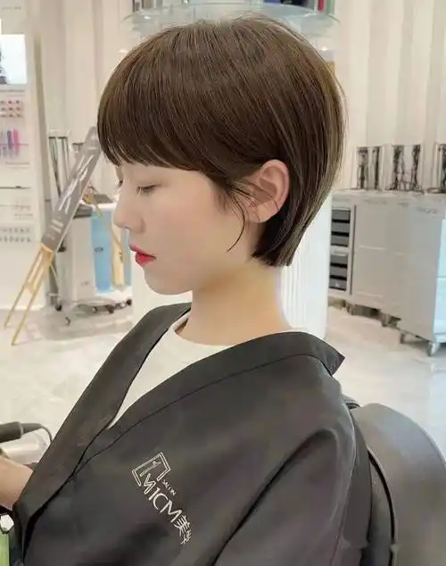 女生超短小短发后部轻堆积层次结构,顶区层次结构与前刘海搭配设计,前