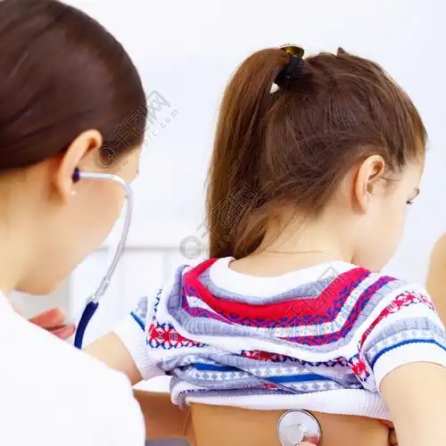 小女孩和年轻的医生在医院做检查