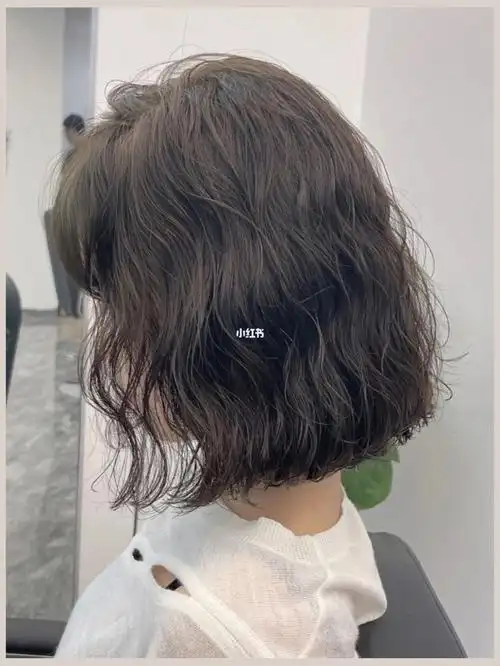 不挑脸型的齐肩法式烫发