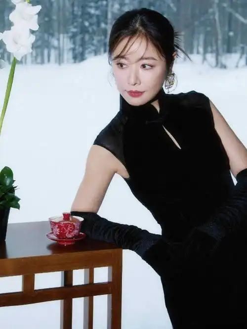 像林心如身上这款黑色旗袍风格偏成熟一点,适合年纪较长的轻熟女性