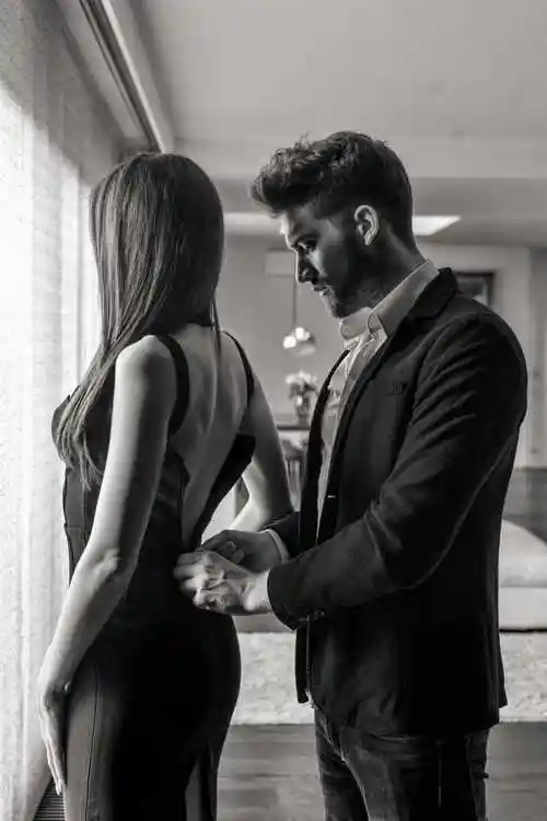 白色背景下的美女肖像