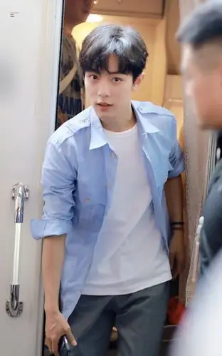 肖战分享200514回顾去年夏天肖战厦门美图氧气清爽的花美男