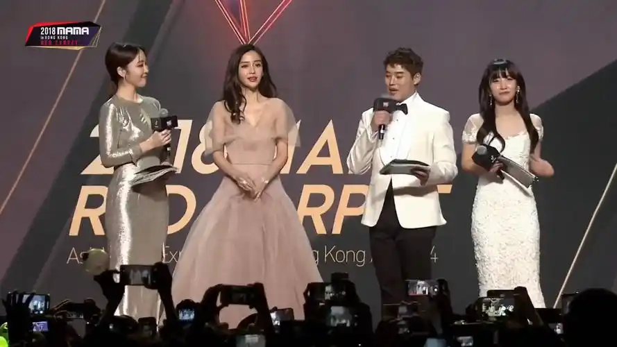 2018mama亚洲音乐盛典,angelababy被问和mama一起的感觉如何?