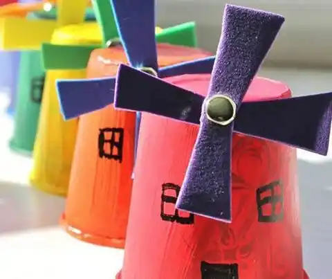 夏天里收集饮料瓶是最容易的了,除了瓶子可以废物利用,瓶盖也是做手工