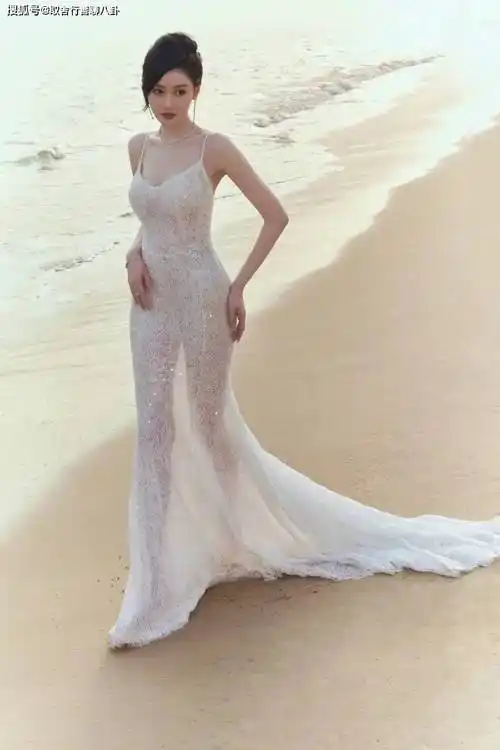张天爱晒美照,穿白色透视吊带裙海边漫步,赤脚踩沙唯美又性感_照片