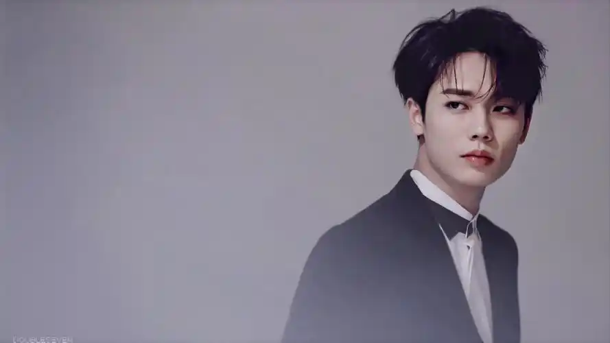 我的电脑桌面是之前npc二专合体那次的造型,就是很多粉丝嚎哭林彦俊娶