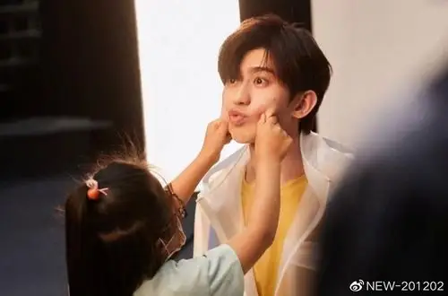 娱乐蔡徐坤录制综艺遇下雨让伞给张凯丽老师再被赞暖心绅士