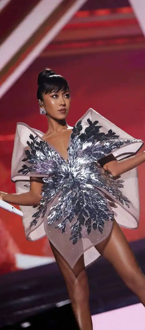 【吉克隽逸性感美图】深v亮片蝴蝶装,光彩照人的舞台魅力_表演_观众