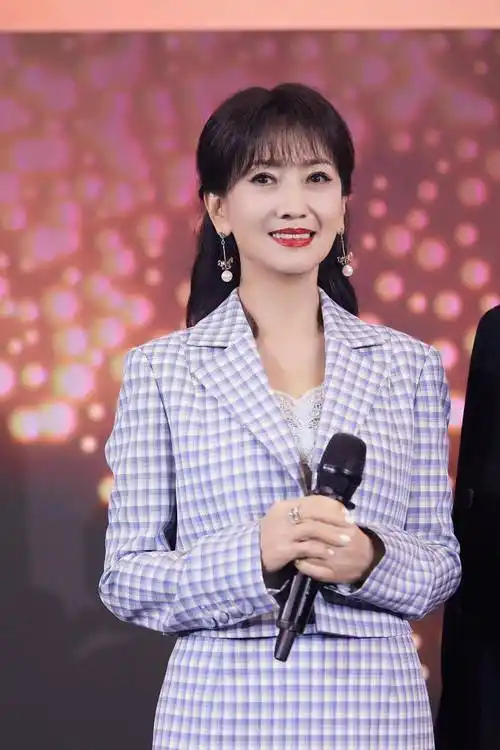 赵雅芝新造型好美,穿格子套装裙精致,剪空气刘海发型减龄_气质_女性