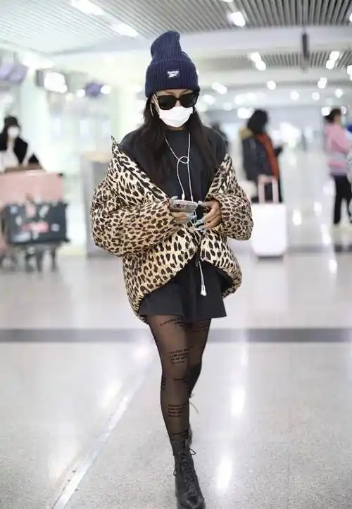 吉克隽逸穿得真时髦,泰迪外套搭长靴玩下衣失踪,一双长腿挺撩人_时尚