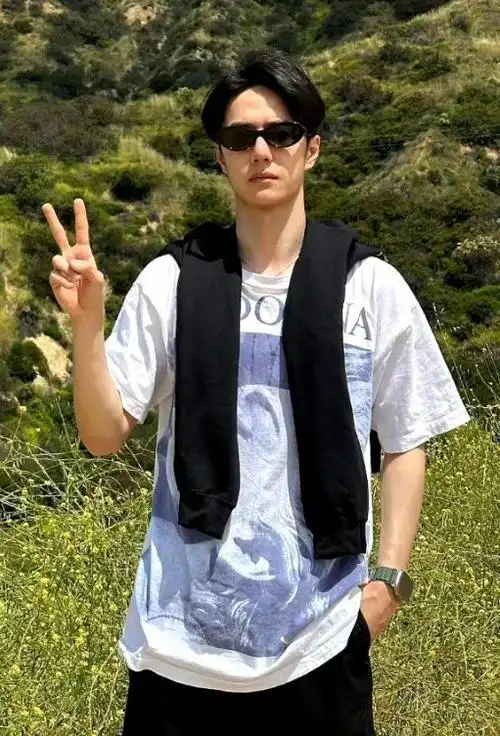 王一博ins晒好莱坞随拍9615 短袖 墨镜,是给我们比耶的耶啵