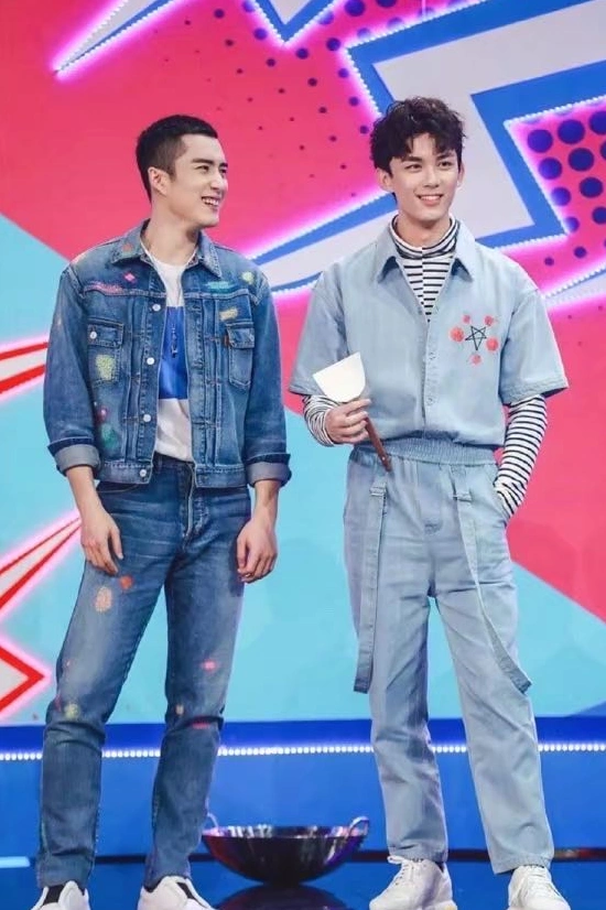 吴磊易烊千玺穿同款身高1米8和1米7差距却一目了然