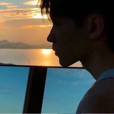 落日余晖很温暖的浪漫男生头像
