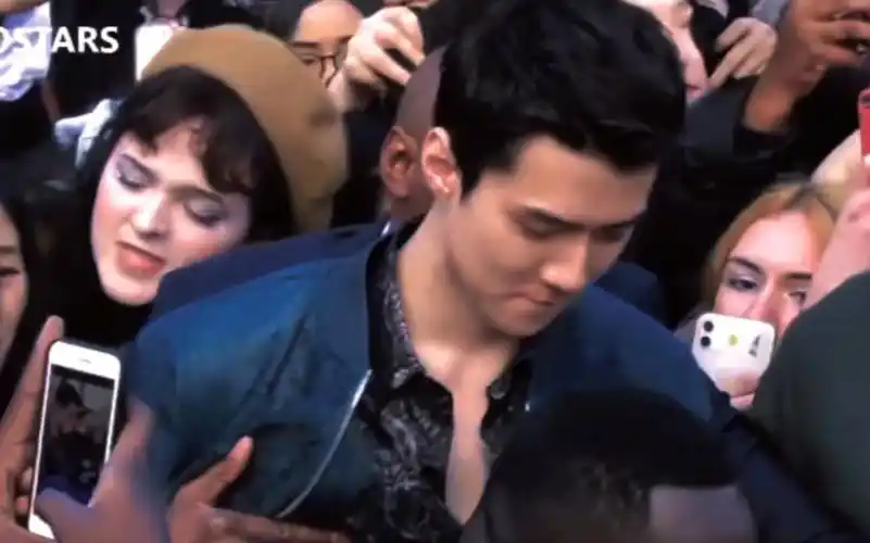 「吴世勋」世勋哥巴黎时装周著名保安袭胸事件名场面