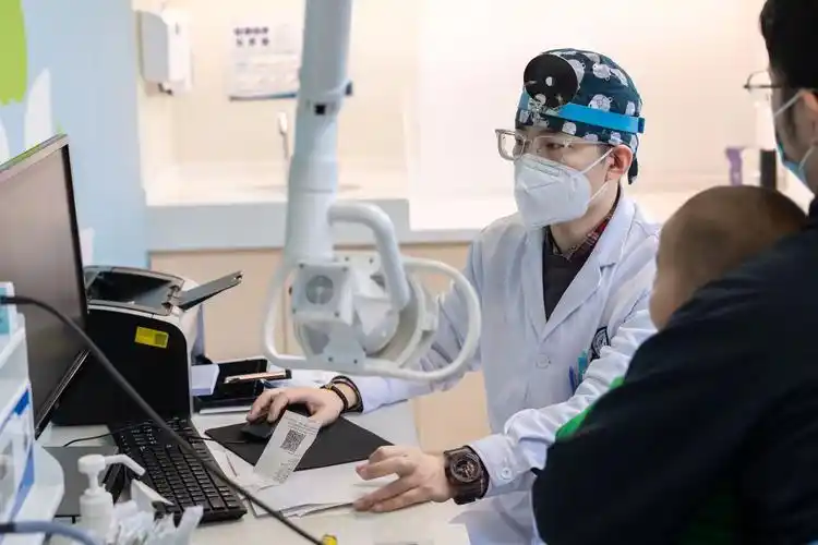 线上坐诊的儿科医生给居家隔离的孩子治病让家长舒心