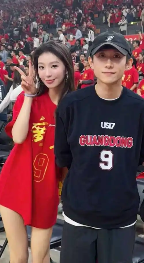 张一山易建联罕见同框,两人身高差好抢镜,易建联衣品老气引热议