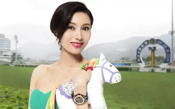 53岁李嘉欣笑出4层皱路,颈纹松垮显老10岁