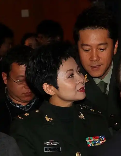 这就是我们今天要介绍的歌手董文华的人物特点.