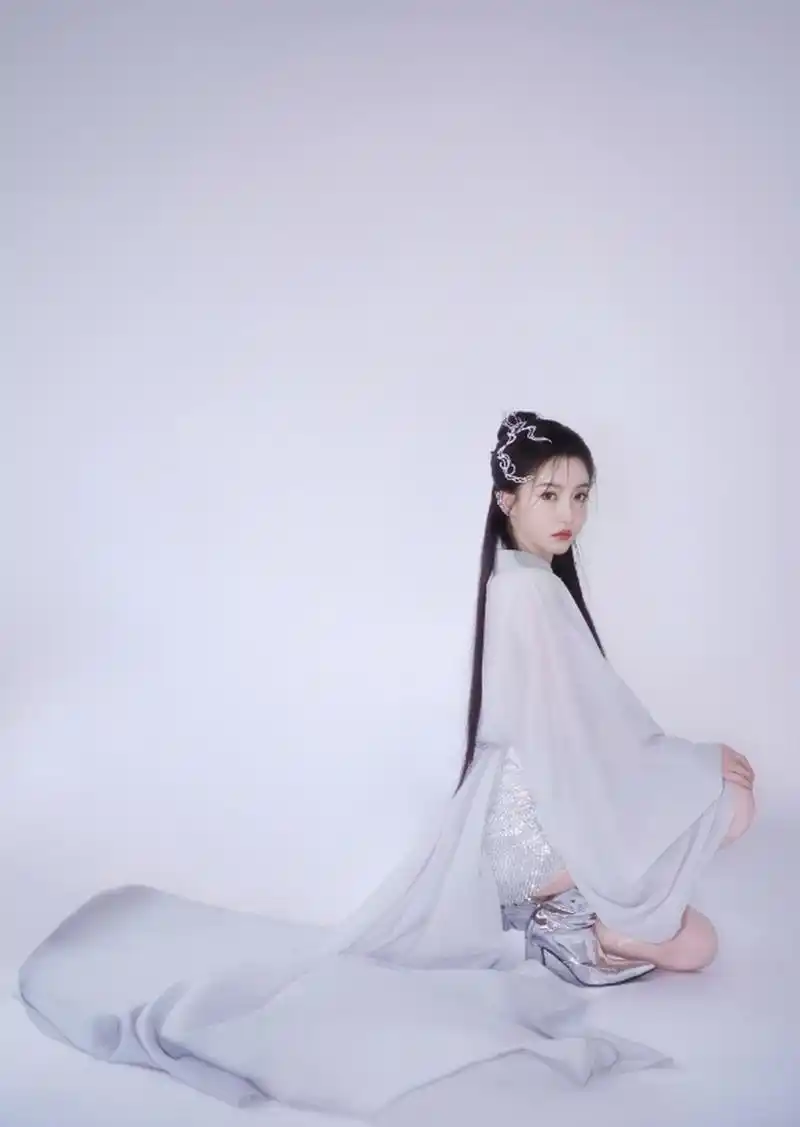 古风新嫦娥#姜贞羽# 貌似天仙,身材高挑丰腴,白皙水嫩的大长腿,性感