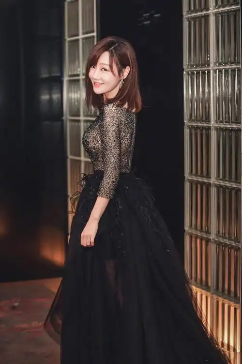 41岁薛佳凝才是"冻龄女神",身穿拼接礼裙端庄优雅,成熟精致