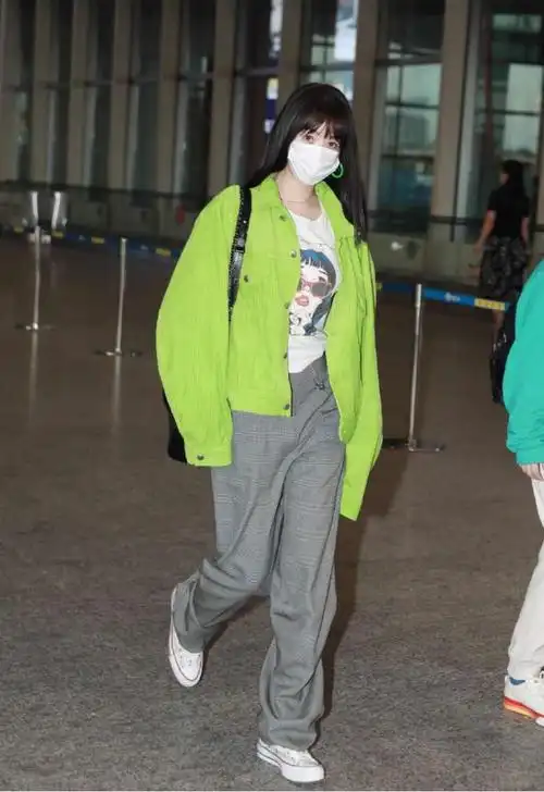 李菲儿这身材搭配甜美时髦穿搭,太亮眼了|减龄|卫衣|皮裤|街拍|连衣裙