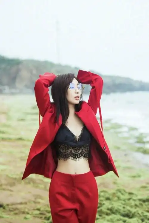 李菲儿参加女团后更放得开红色西装里面只穿蕾丝内衣气质惊艳