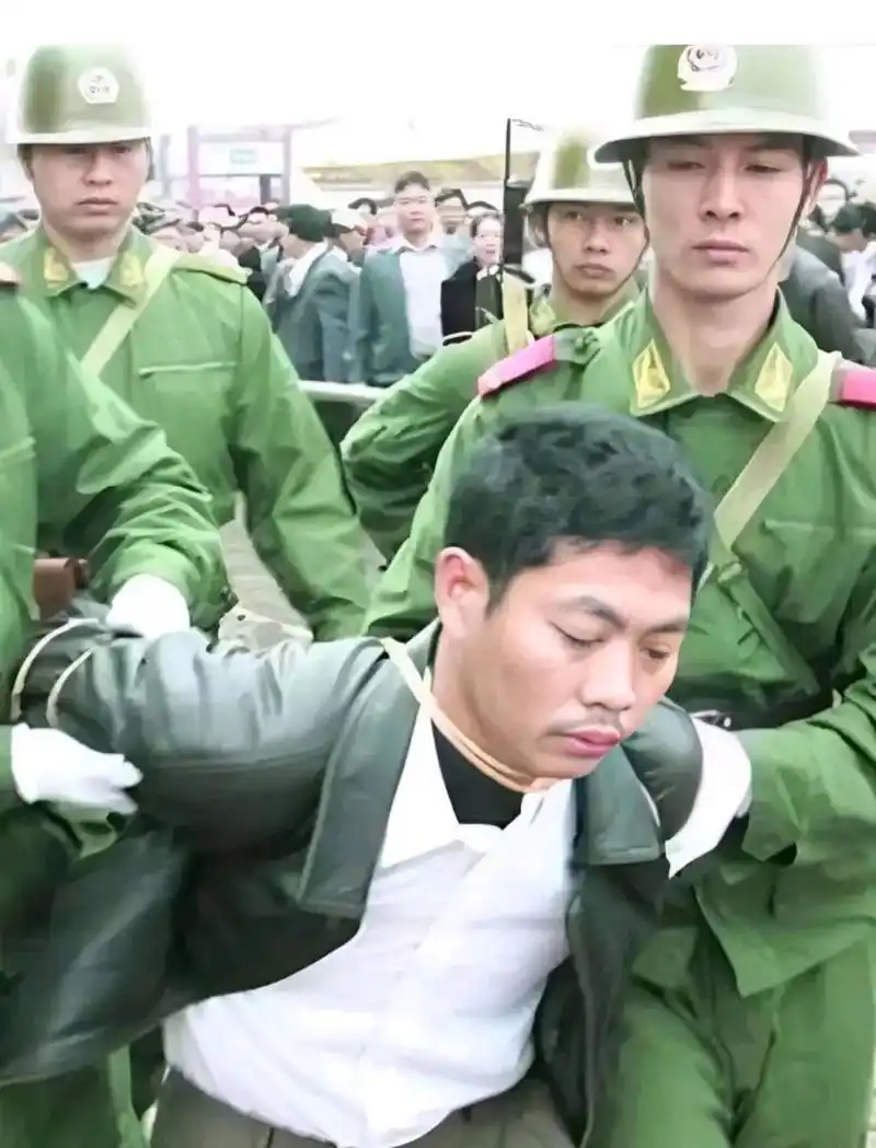 2003年1月3日,广东湛江,死刑犯黄湖押赴刑场执行枪决的场景.