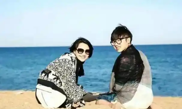 许晴与华晨宇的同居曝光引爆网络,人们对于夫妻俩的年龄差距以及两人