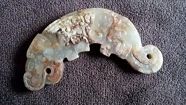 广西出土骆越玉饰文物精选