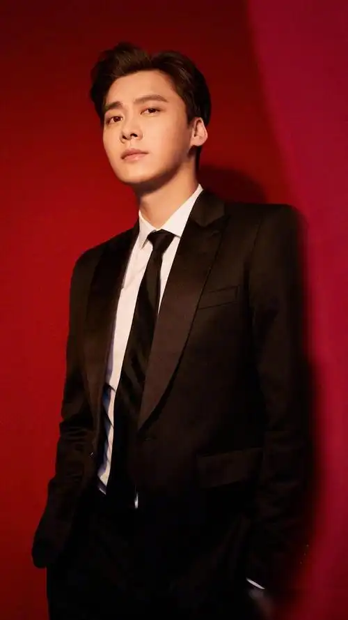 演员李易峰红色西装照真帅