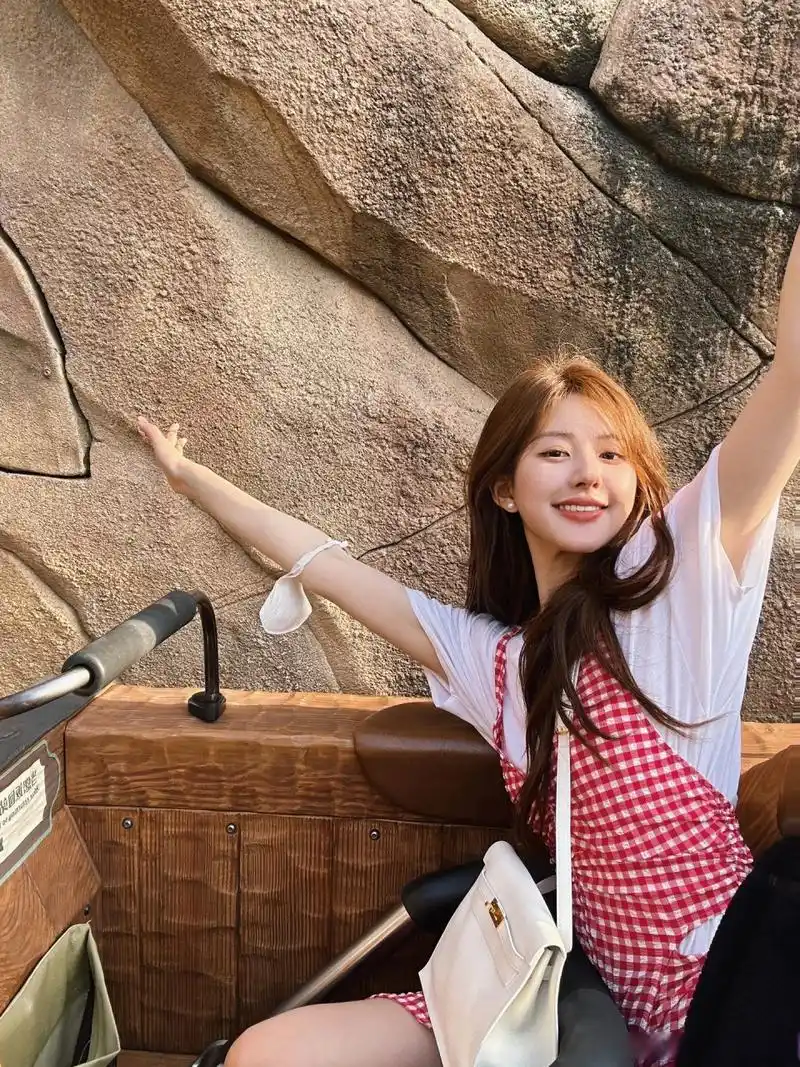 赵露思更新迪士尼私服,新的爱马仕包包好好看,元气甜妹风格穿搭养眼!