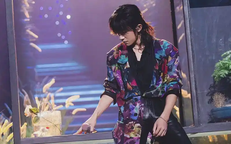 活动  易烊千玺新舞台 野花 爱情鸟