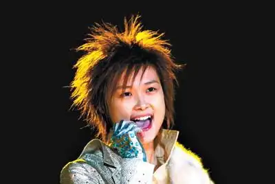 "超女"广州巡演斗唱功"粉丝"比拼气派 (组图)