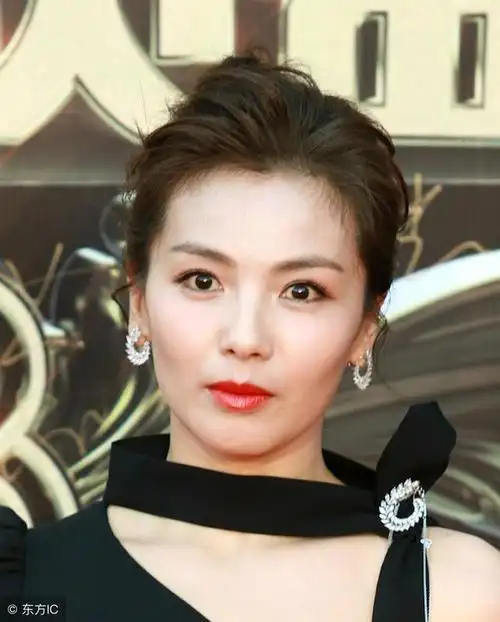 通常颧骨高的人也会脸颊消瘦,看起来比较凶,气场也很强大,女星中刘涛