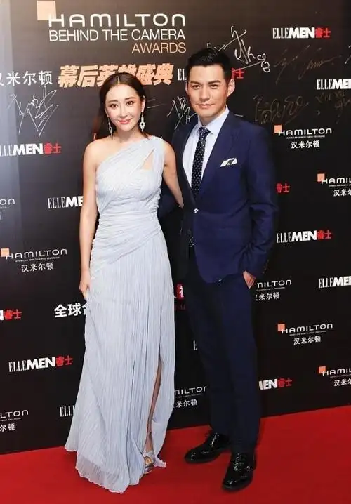 杜若溪和老公自拍好恩爱,穿芭比粉开叉裙,好身材包裹不住|杜若溪|女生