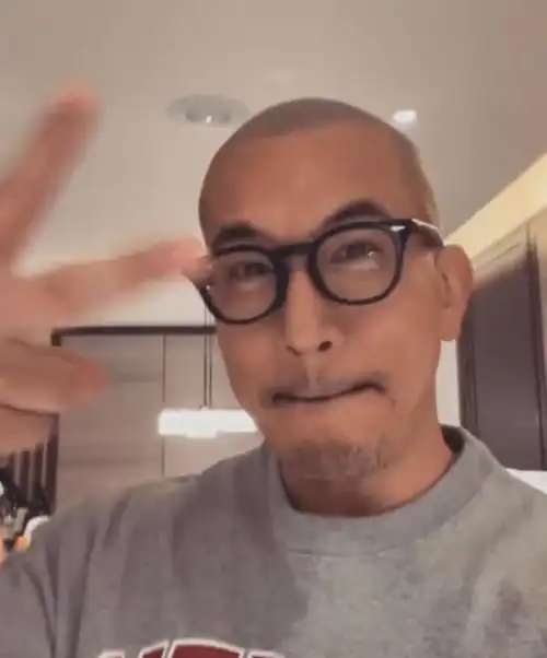 大s老公隔离第6天,顶光头留胡须露面,对着镜头开心v