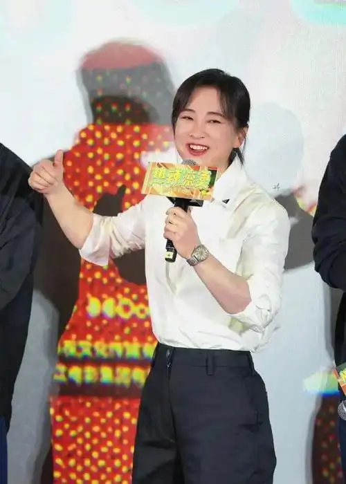 贾玲的逆袭披风露骨令人惊艳受高奢品牌青睐成为人生赢家