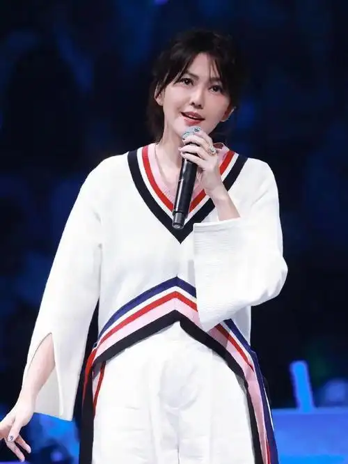 孙燕姿身材姣好长腿修长,一身"无龄感穿搭"状态年轻似18岁少女