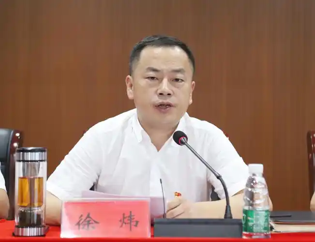 委员,副总经理周勇剑主持会议,集团在家班子领导张明皓,余良光,曹俊德